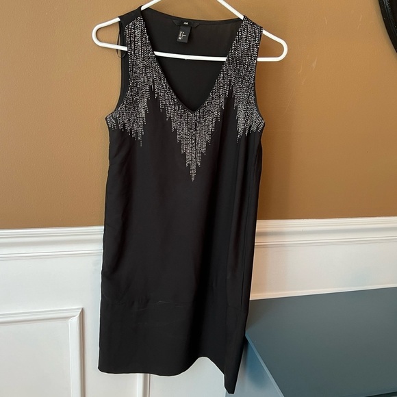 H&M Women’s Black Sheath Shift Dress V-Neck Sleeveless Size 6 LBD Cocktail Party - Picture 2 of 6